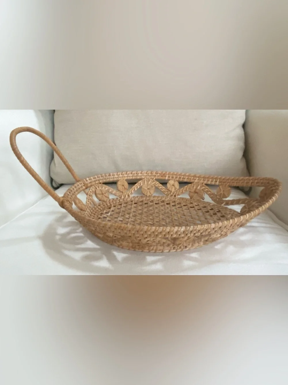 VTG Rattan Leaf Teardrop Hand Woven Shallow Whicker Basket w Handle 16”